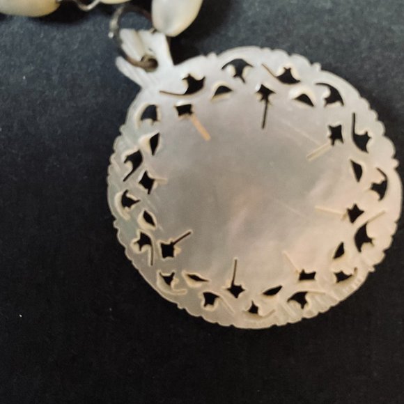 VINTAGE Mother of Pearl Pendant on Beaded MOP Chain EUC - Picture 4 of 5